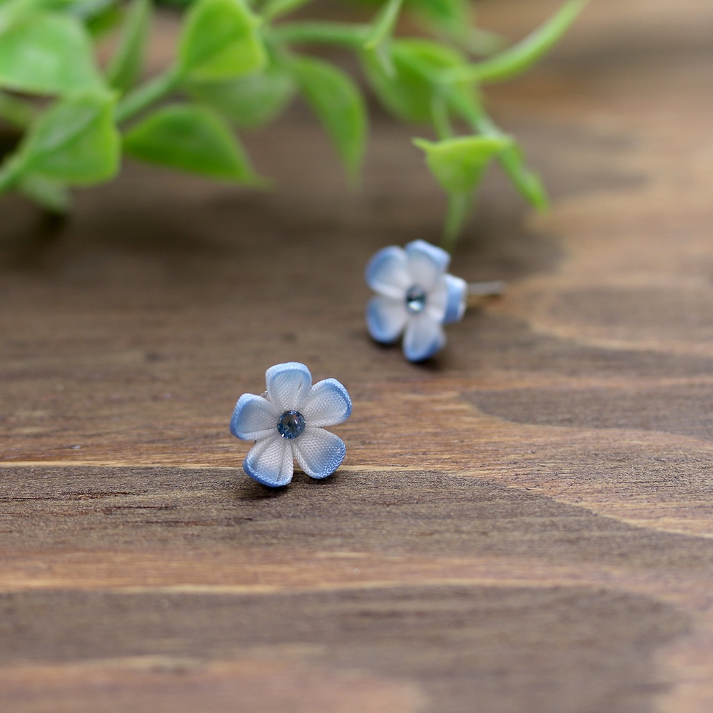 *つまみ細工小花のスタッドピアス* サージカルステンレス