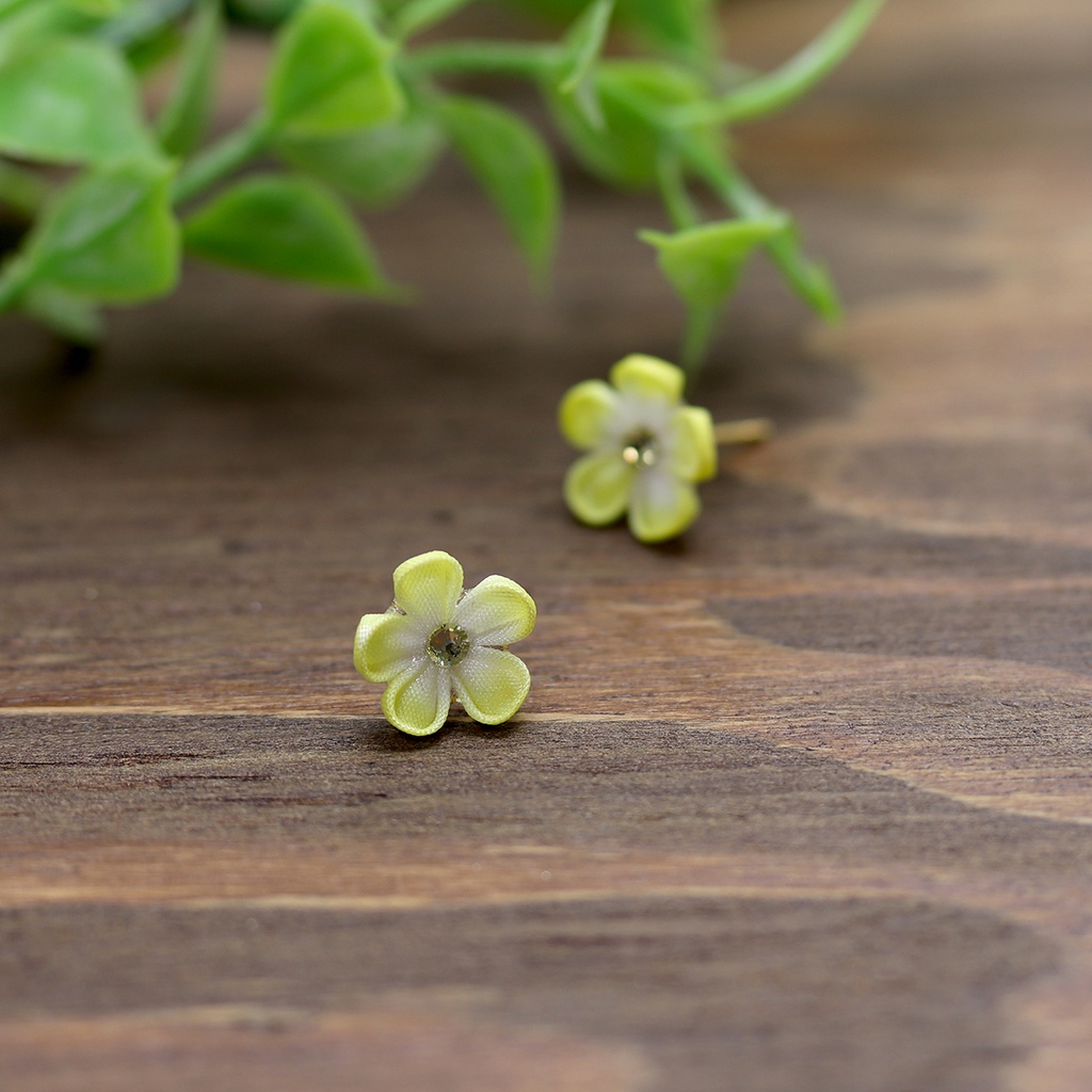 *つまみ細工小花のスタッドピアス* サージカルステンレス