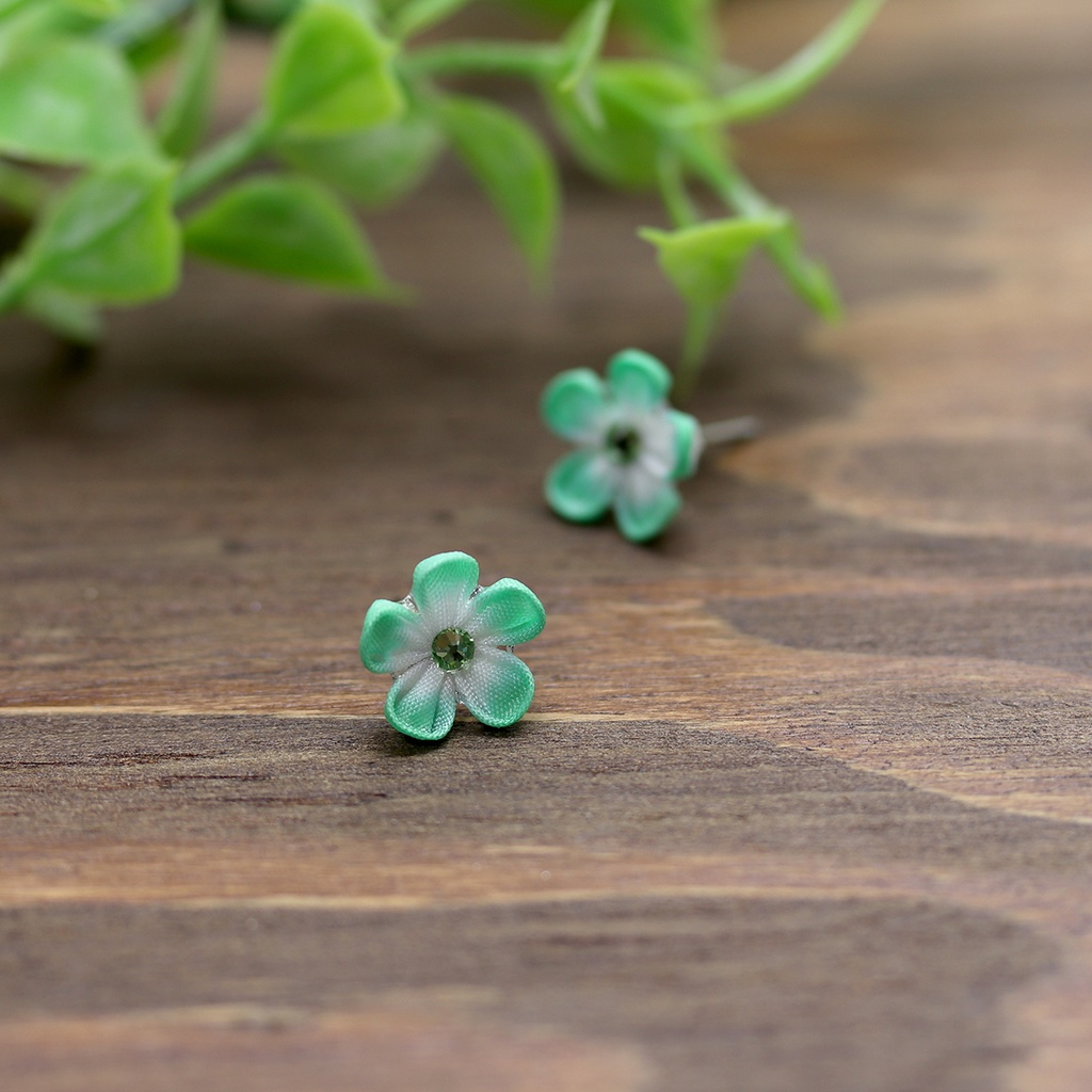 *つまみ細工小花のスタッドピアス* サージカルステンレス