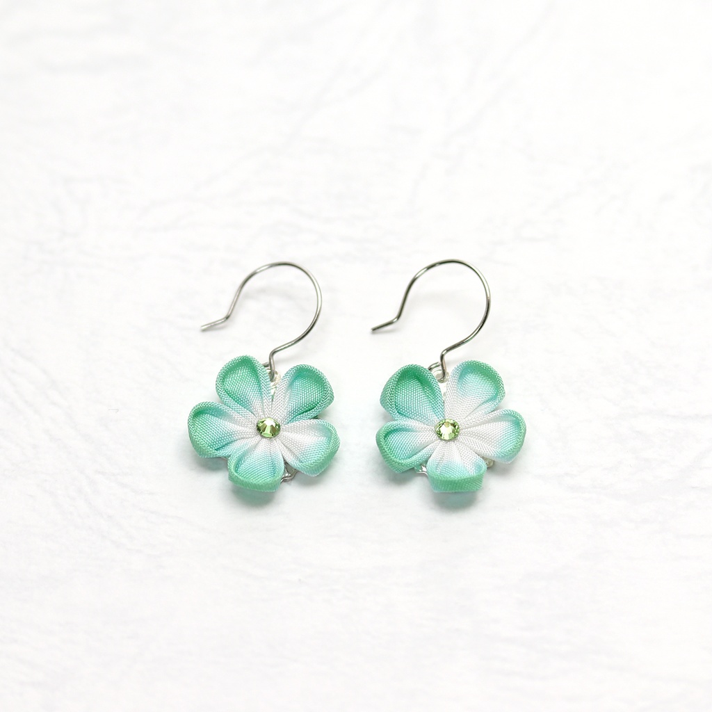 つまみ細工小花のピアス イヤリングに無料交換