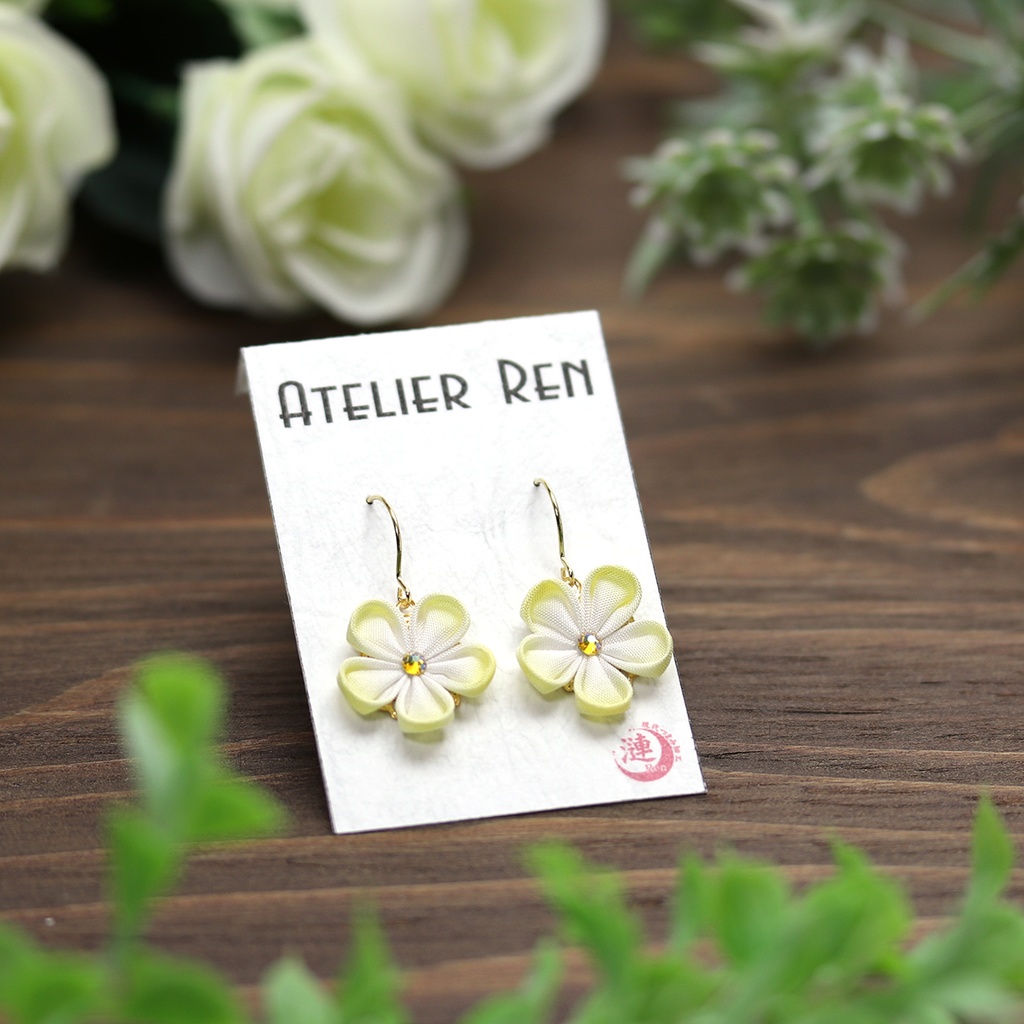 つまみ細工小花のピアス イヤリングに無料交換