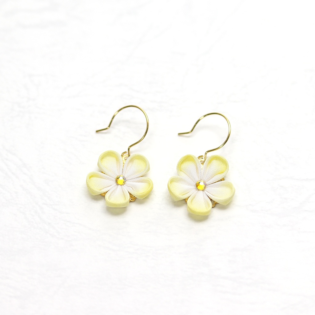 つまみ細工小花のピアス イヤリングに無料交換