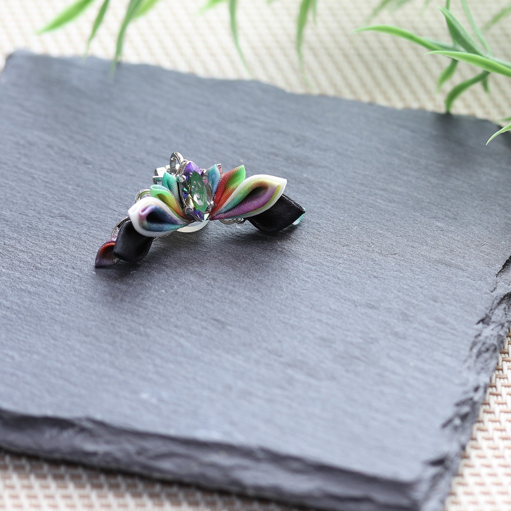 つまみ細工イヤーカフ<ビスマス>