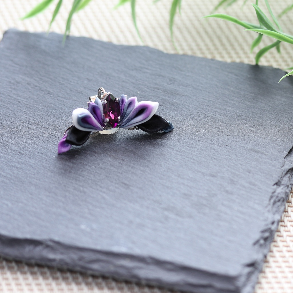 つまみ細工イヤーカフ<ディープシベリアン>