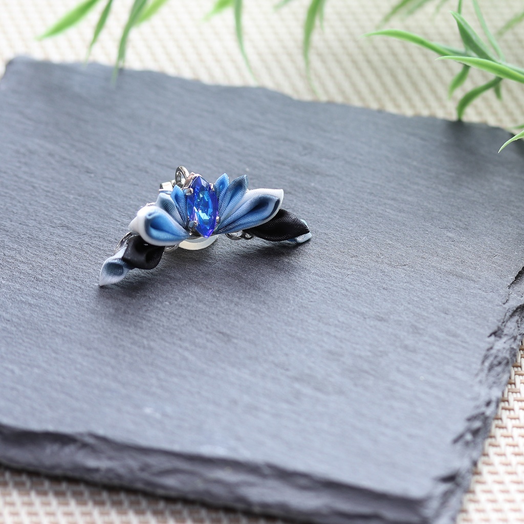 つまみ細工イヤーカフ<アクアマリン>