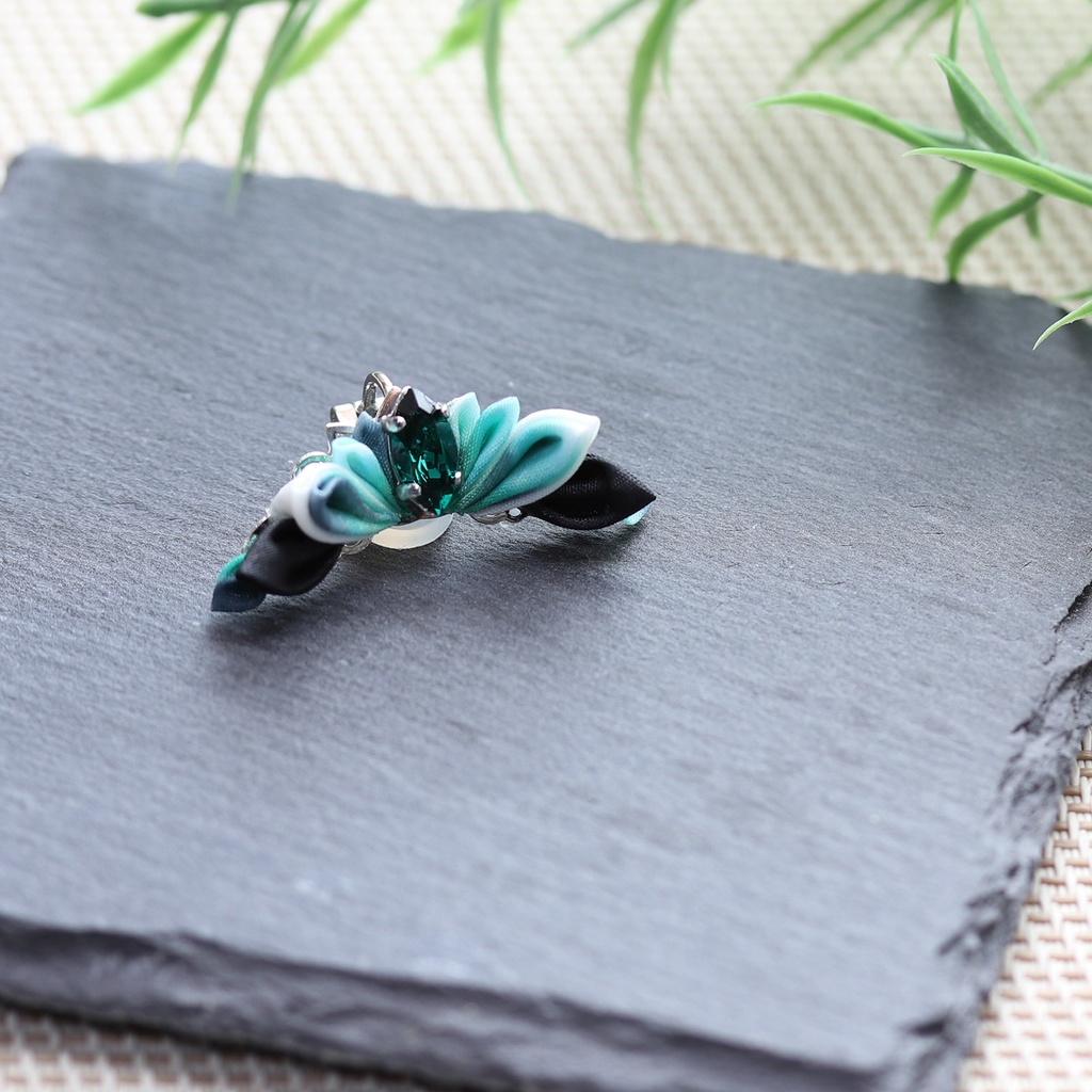 つまみ細工イヤーカフ<ジェイダイト>