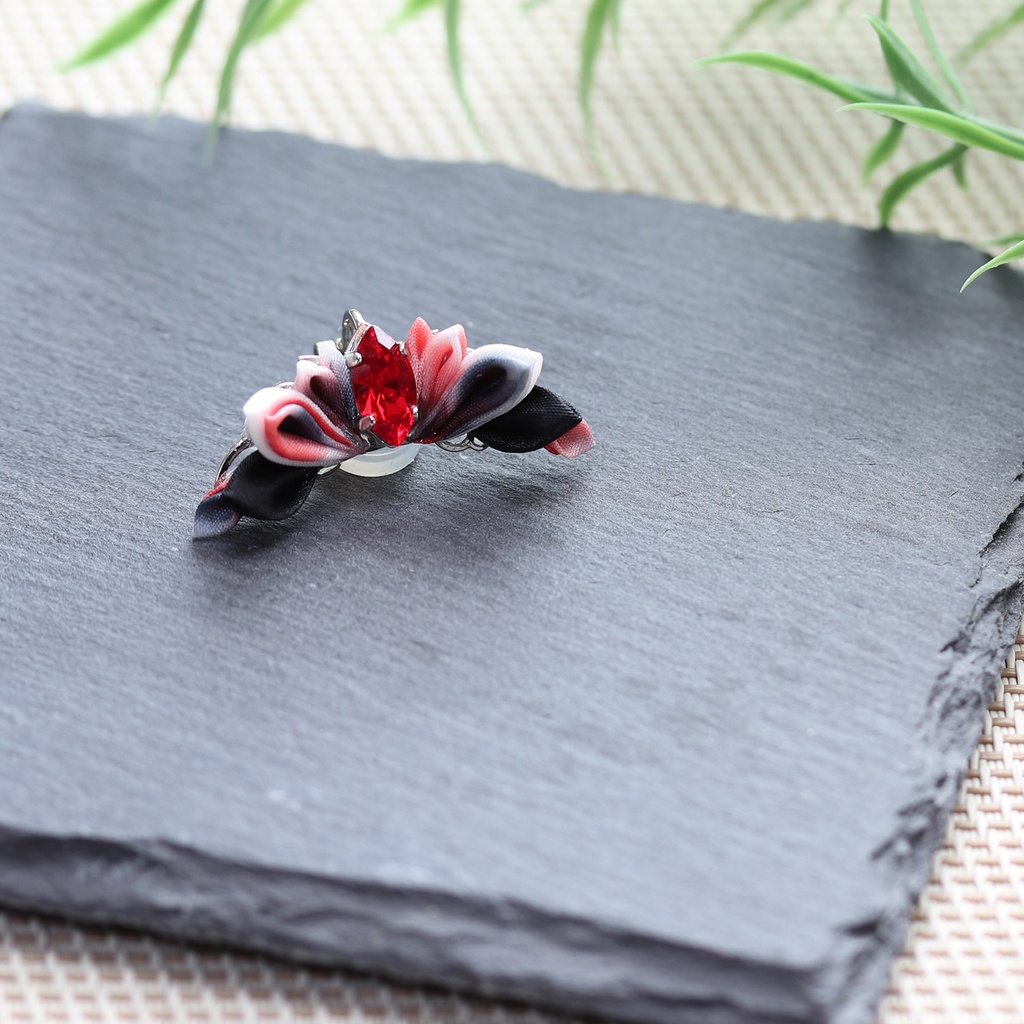 つまみ細工イヤーカフ<ストロベリークォーツ>