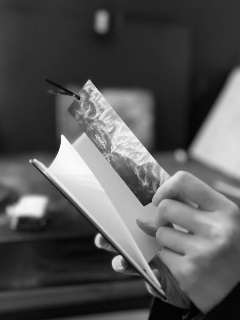 「deep deep down」栞