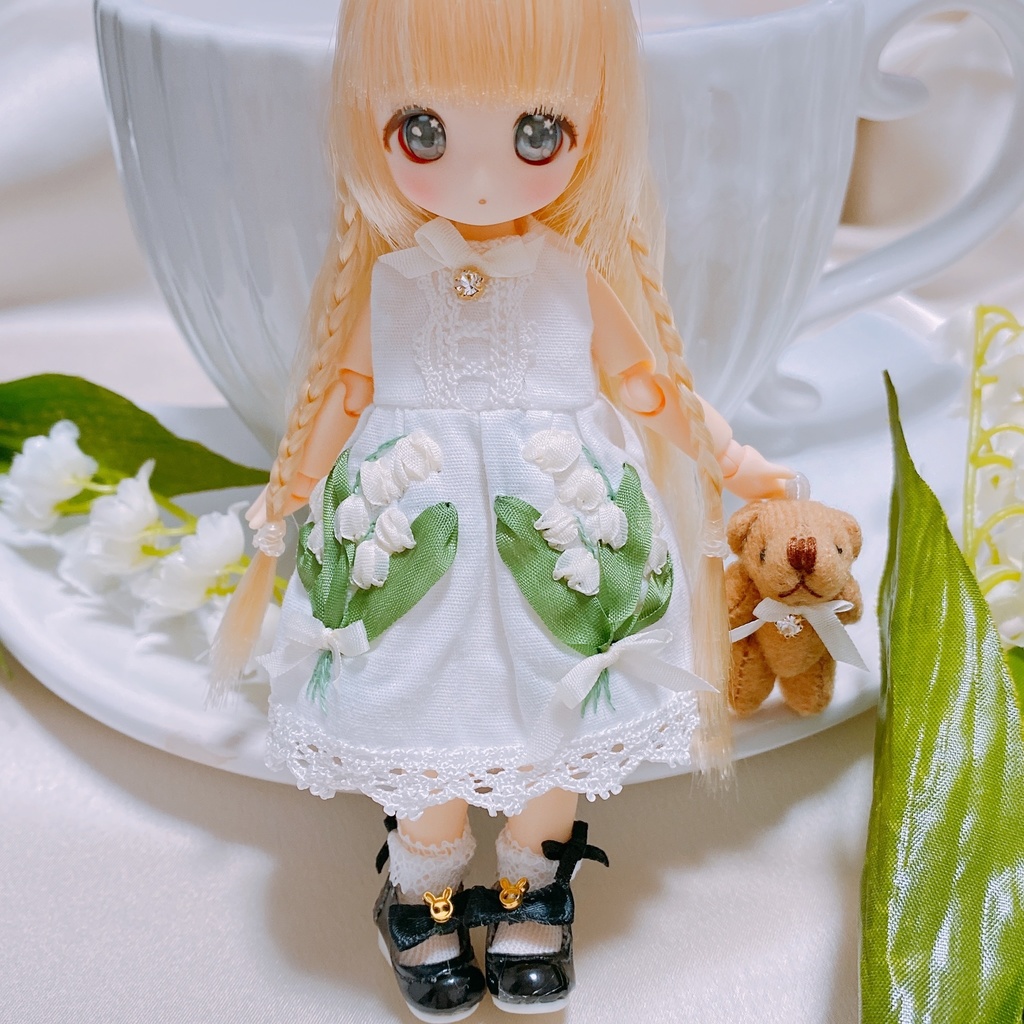 すずらんブーケの刺繍ワンピースとくまちゃん*。゚white