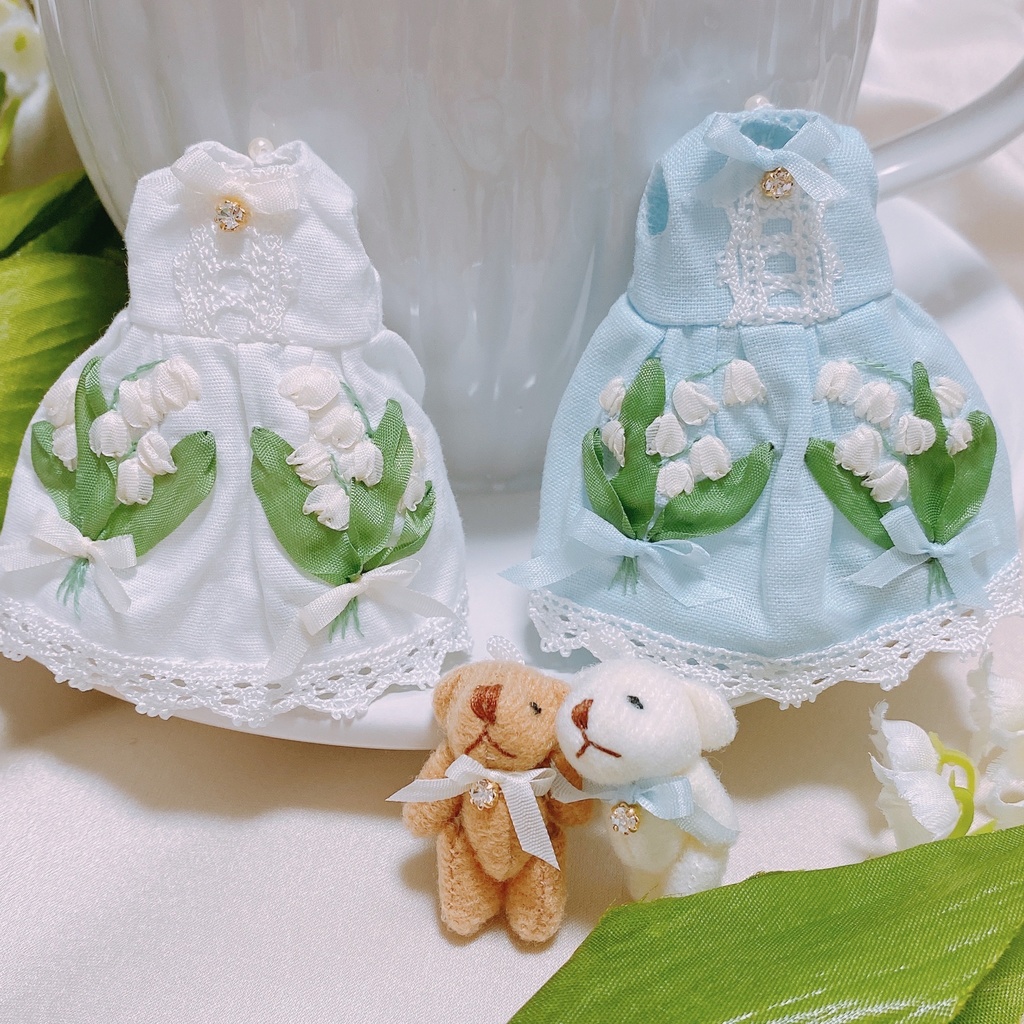 すずらんブーケの刺繍ワンピースとくまちゃん*。゚white