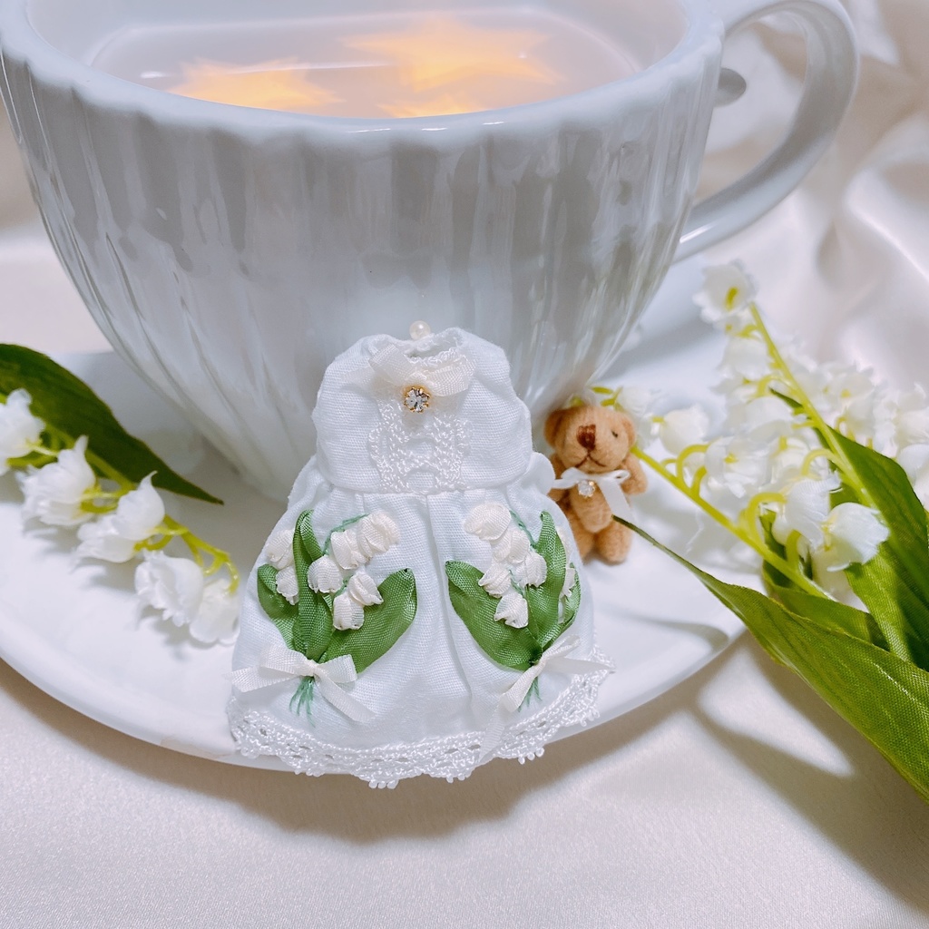 すずらんブーケの刺繍ワンピースとくまちゃん*。゚white