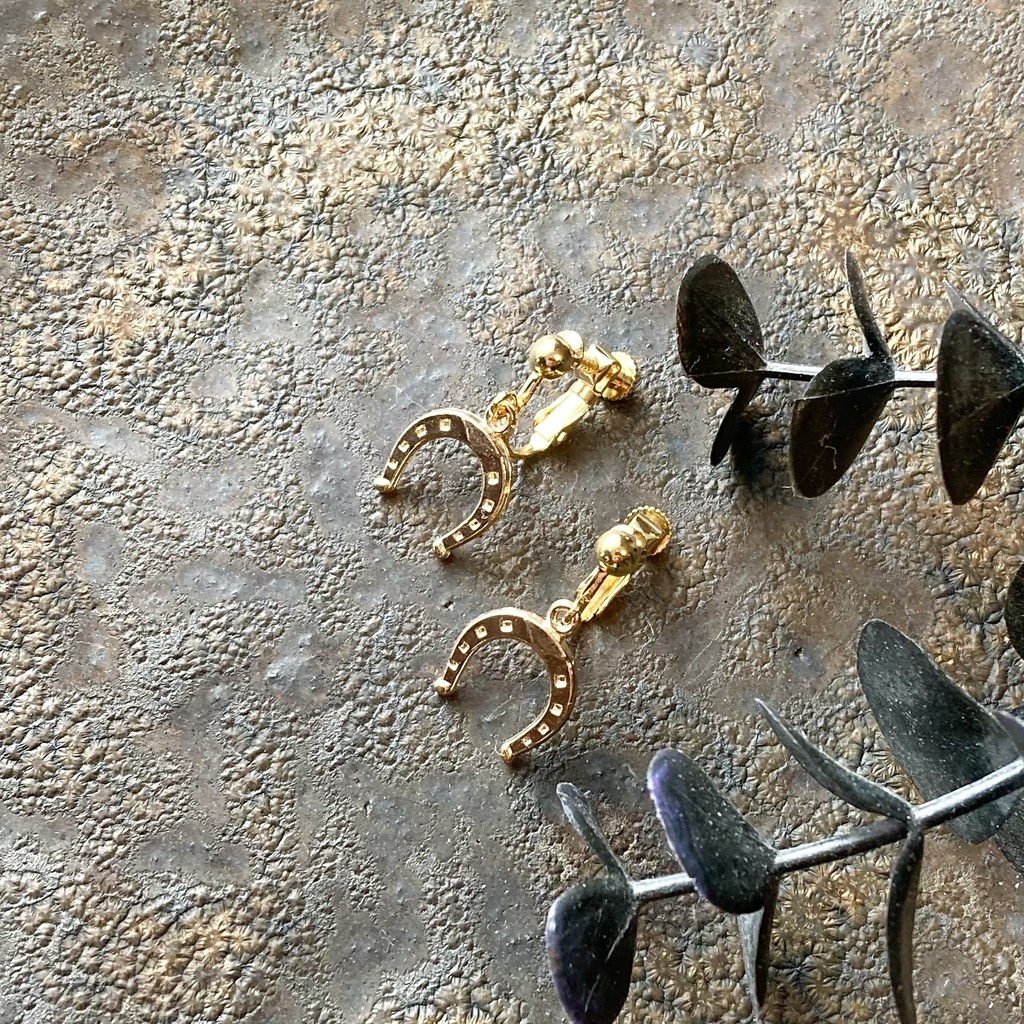 ホースシューのイヤリング ゴールド