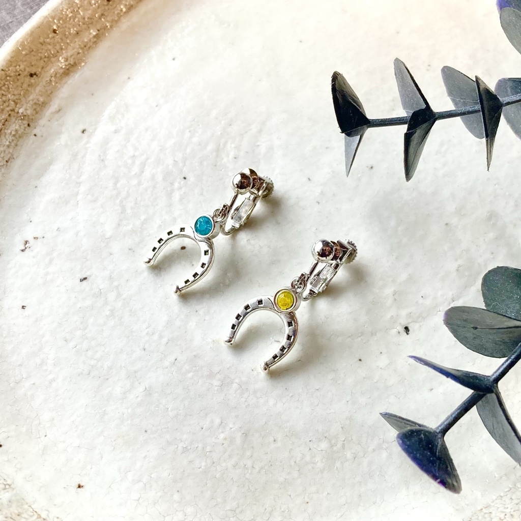 選べる推しカラーの馬蹄イヤリング