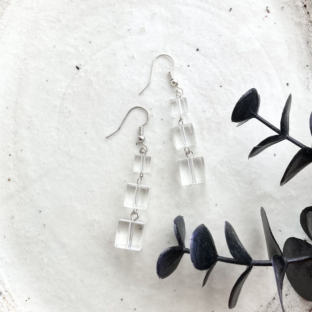 プロメアイメージ アイスキューブのピアス