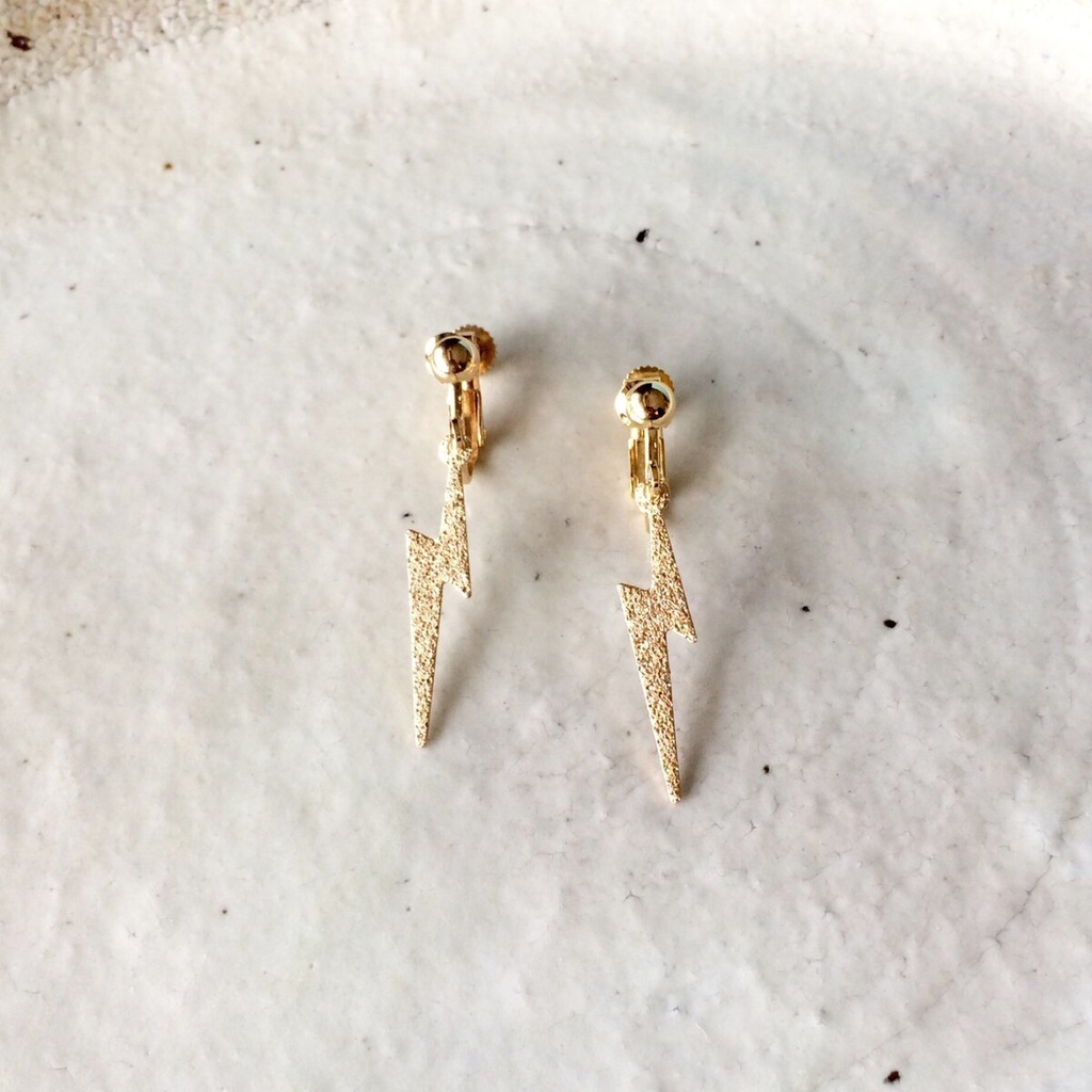 雷のイヤリング ゴールド メンズにも!