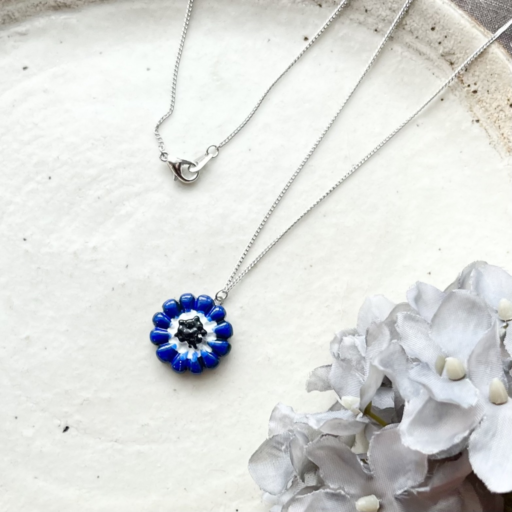 青いアネモネのネックレス2