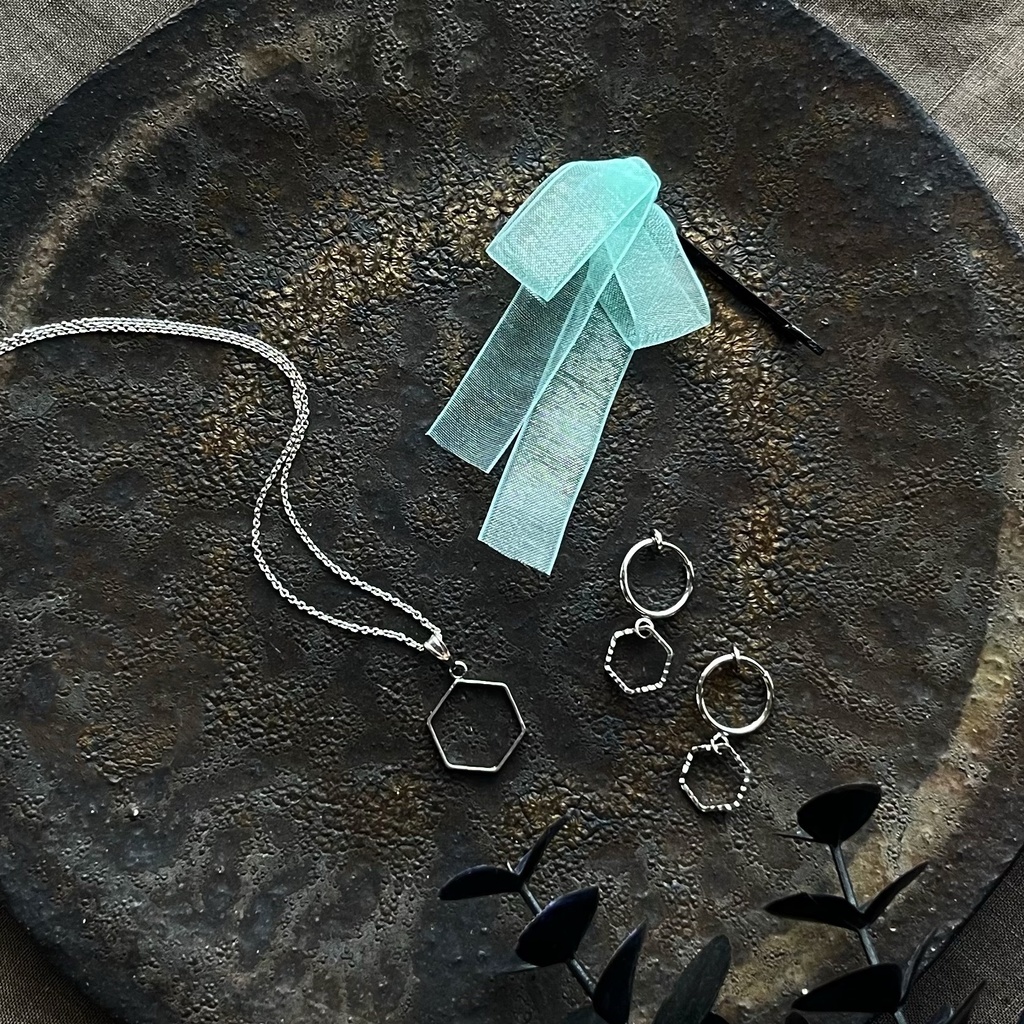 アグネスタキオン概念コーデ 六角メタルフレームのネックレス シルバー