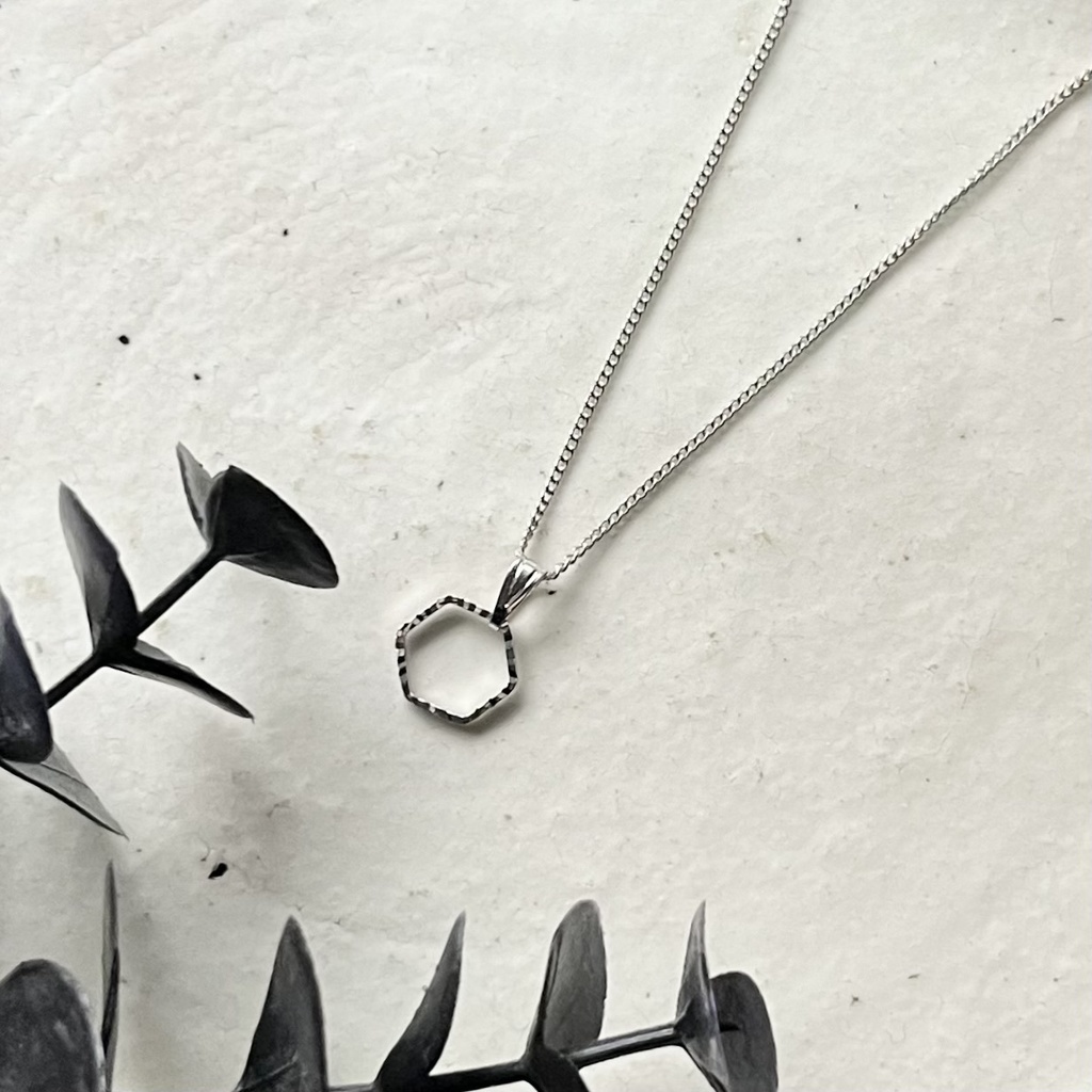 アグネスタキオン概念コーデ 六角メタルフレームのネックレス シルバー