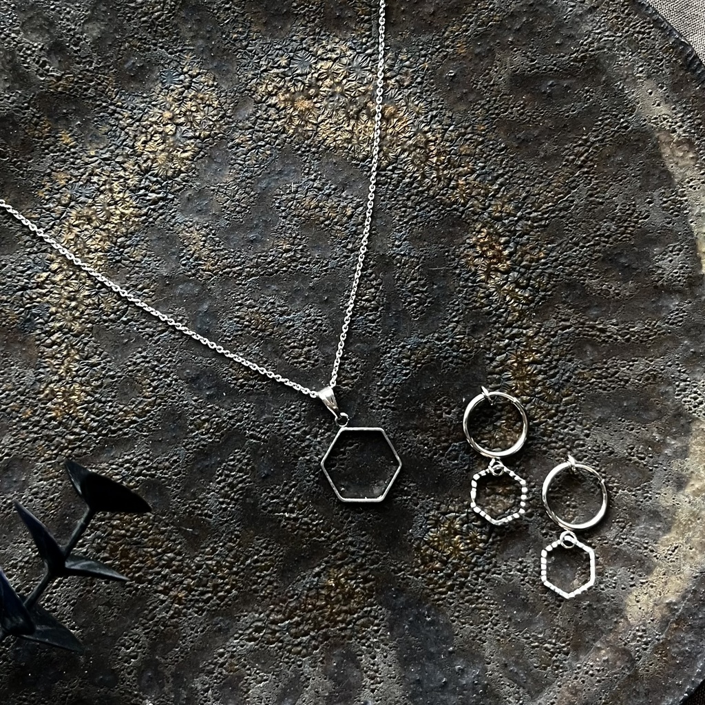 アグネスタキオン概念コーデ 六角メタルフレームのネックレス シルバー