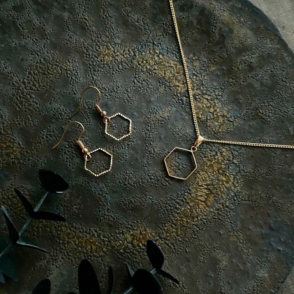 アグネスタキオン概念コーデ 六角メタルフレームのネックレス ゴールド