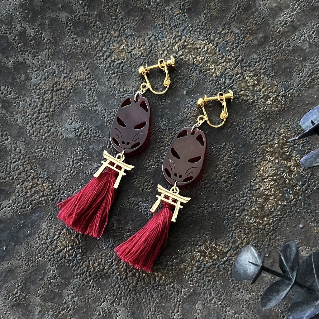 狐面とタッセルのイヤリング/ピアス 赤[数量限定]