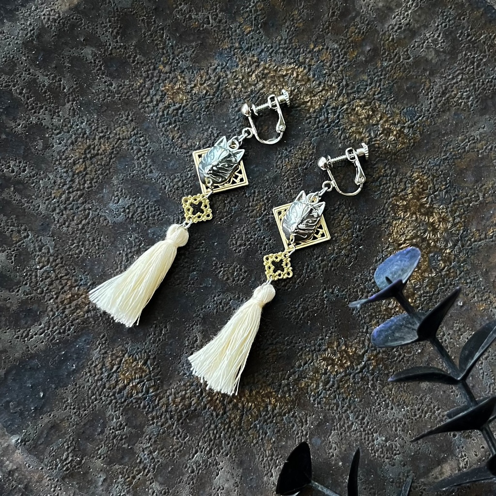 狐とタッセルのイヤリング/ピアス　白[数量限定]