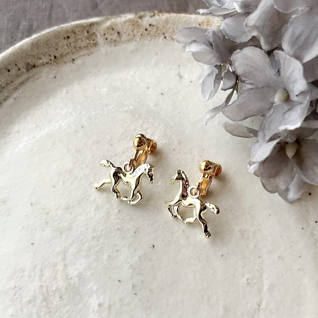 走る当歳馬のイヤリング/ピアス