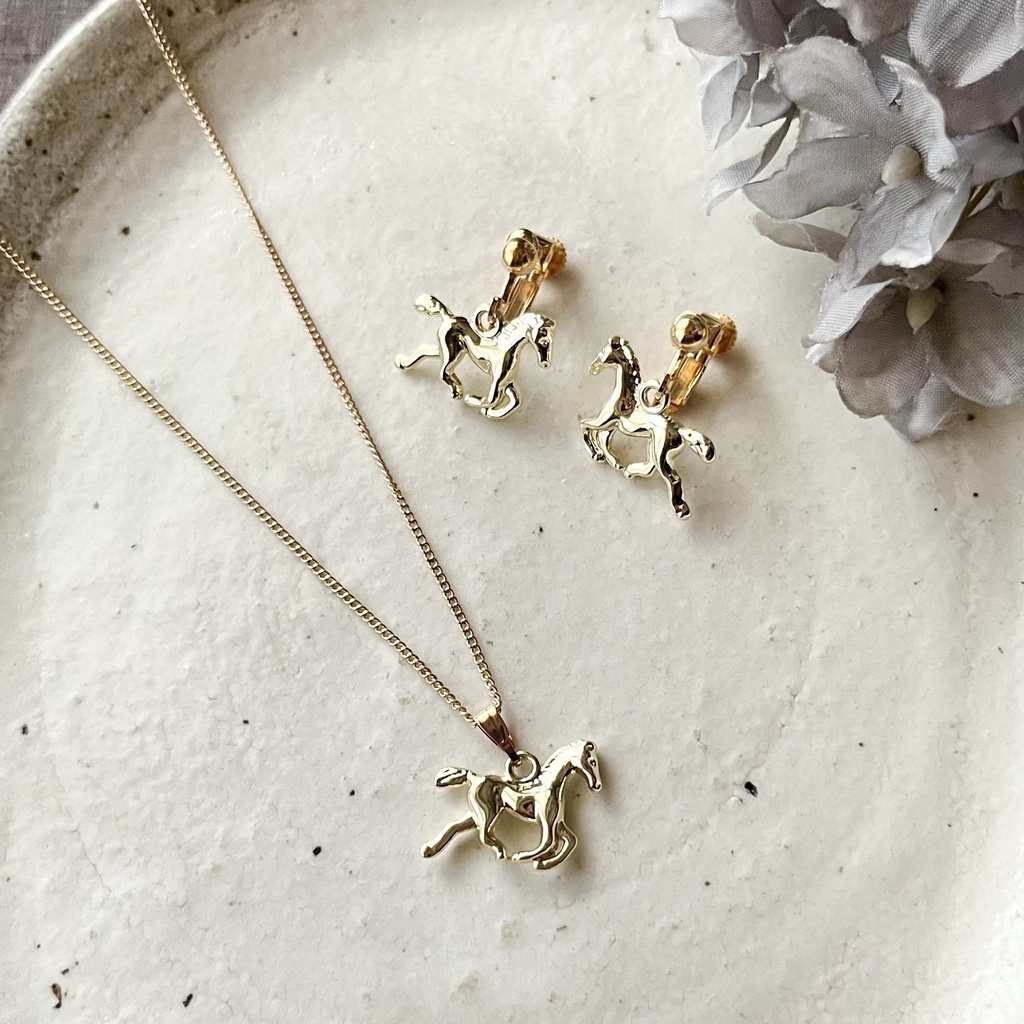 走る当歳馬のイヤリング/ピアス