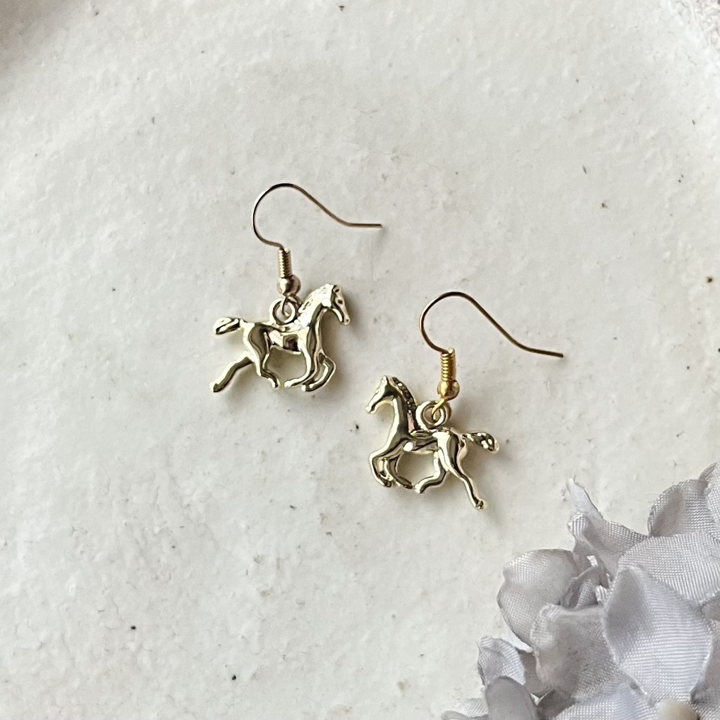 走る当歳馬のイヤリング/ピアス