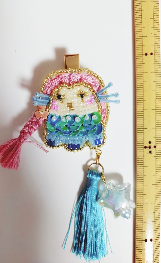 ビーズ刺繍 アマビエさま クリップチャーム(髪色ピンク)ハンドメイド