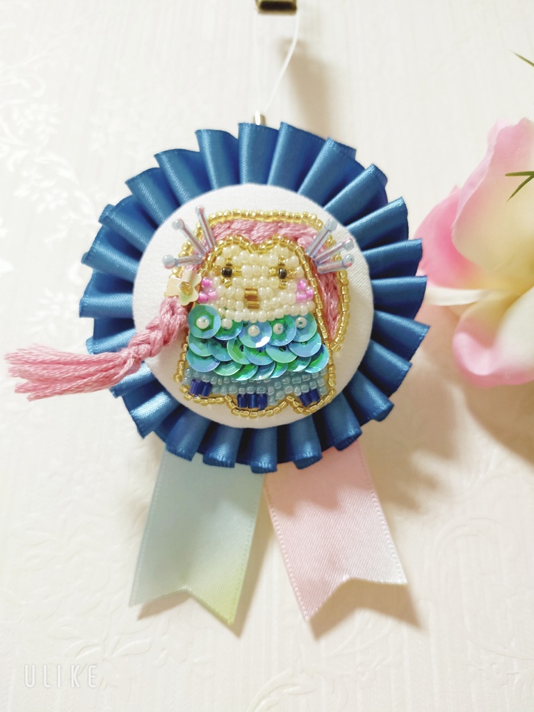 ビーズ刺繍 アマビさまロゼット(青サテン.髪色ピンク)ハンドメイド