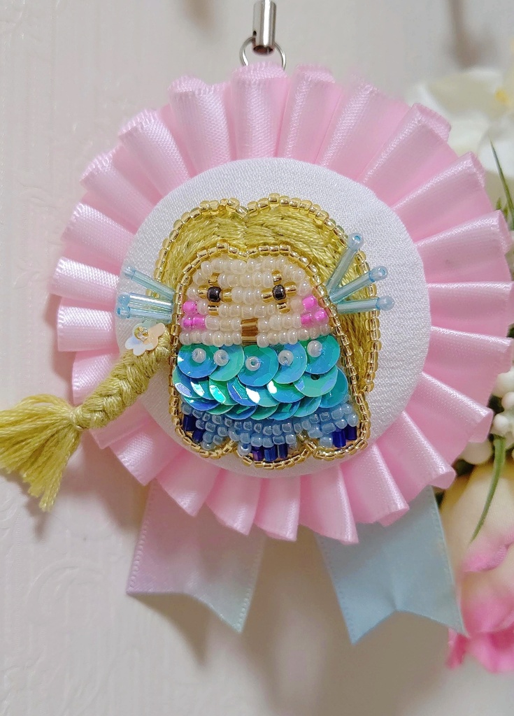 ビーズ刺繍 アマビエさまロゼット(ピンクサテン.髪色金)ハンドメイド