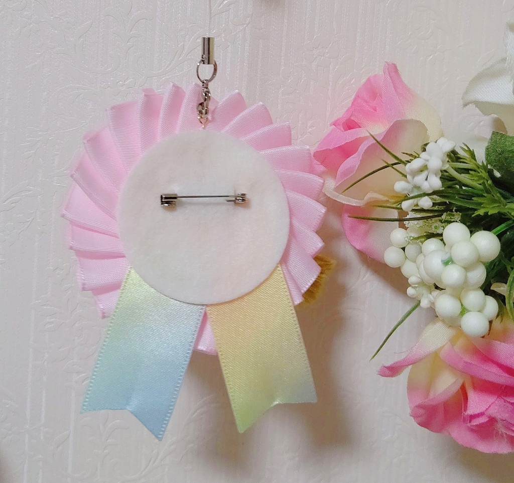 ビーズ刺繍 アマビエさまロゼット(ピンクサテン.髪色金)ハンドメイド