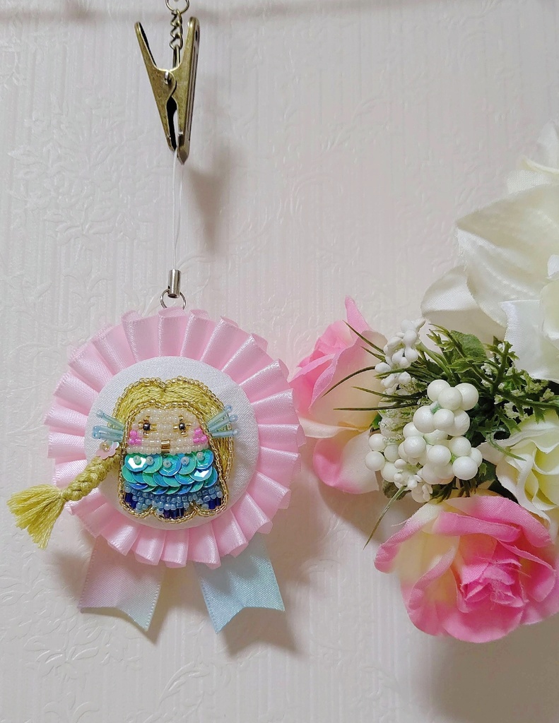 ビーズ刺繍 アマビエさまロゼット ピンクサテン 髪色金 ハンドメイド Fairy Needle Booth