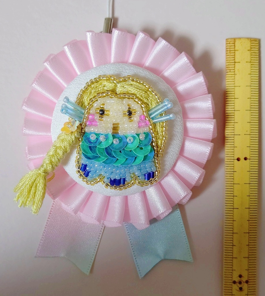 ビーズ刺繍 アマビエさまロゼット（ピンクサテン.髪色金）ハンドメイド