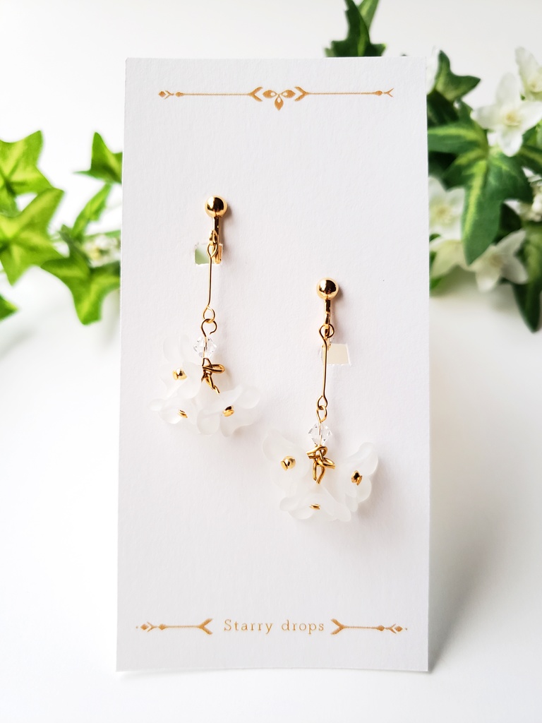 小さなお花のイヤリング（白）