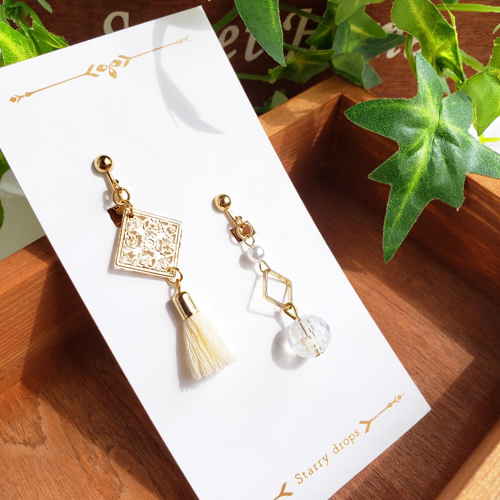 アシンメトリーイヤリング（白タッセル）