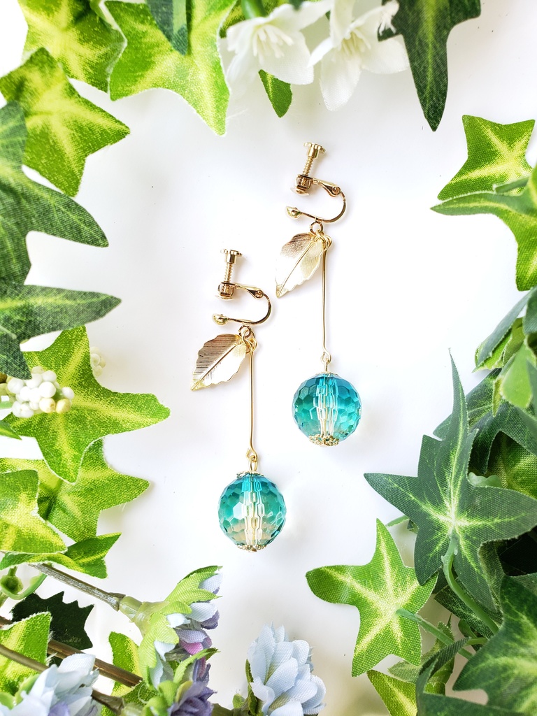 蒼玉の果実のイヤリング