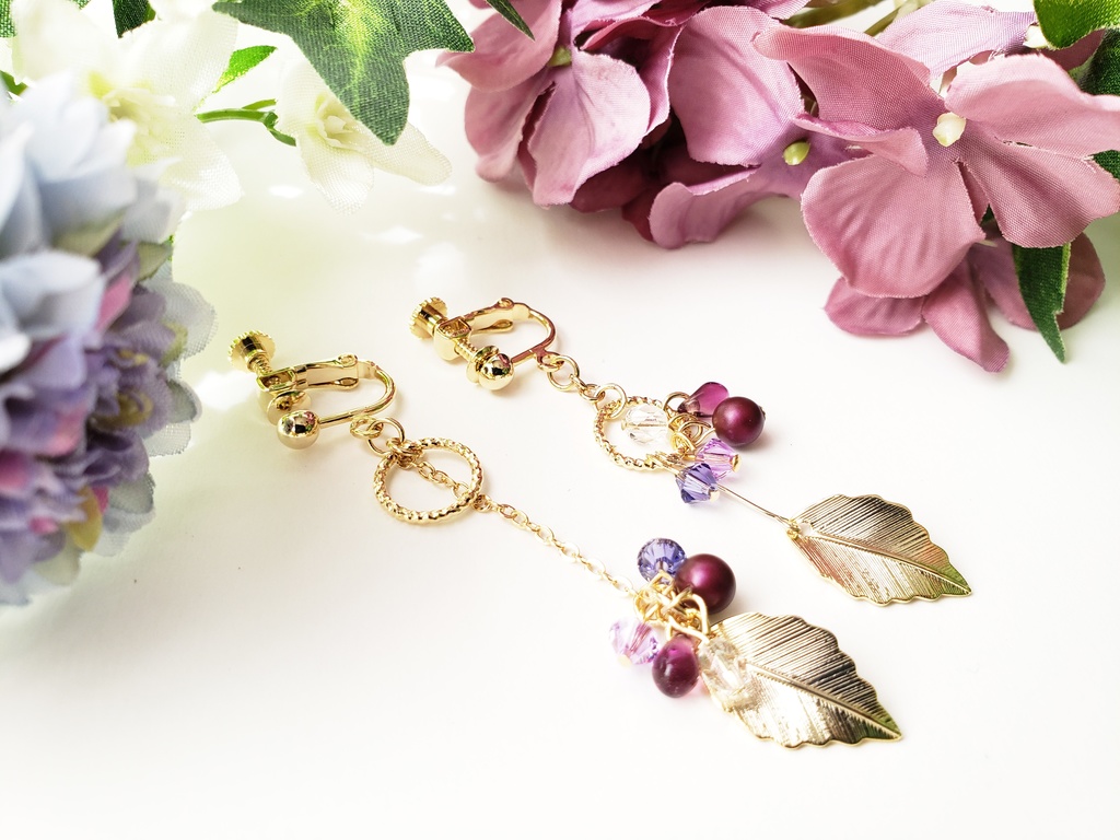 メタルリーフのアシンメトリーイヤリング(紫)