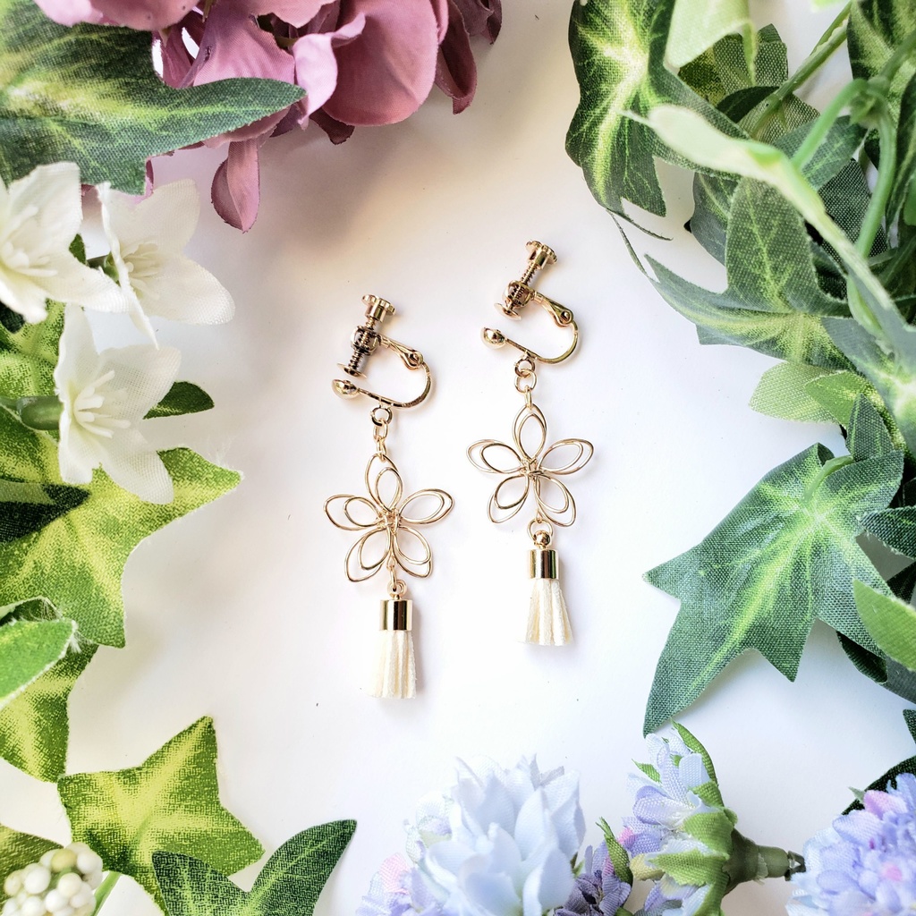 メタルフラワーとレザータッセルのイヤリング(白)