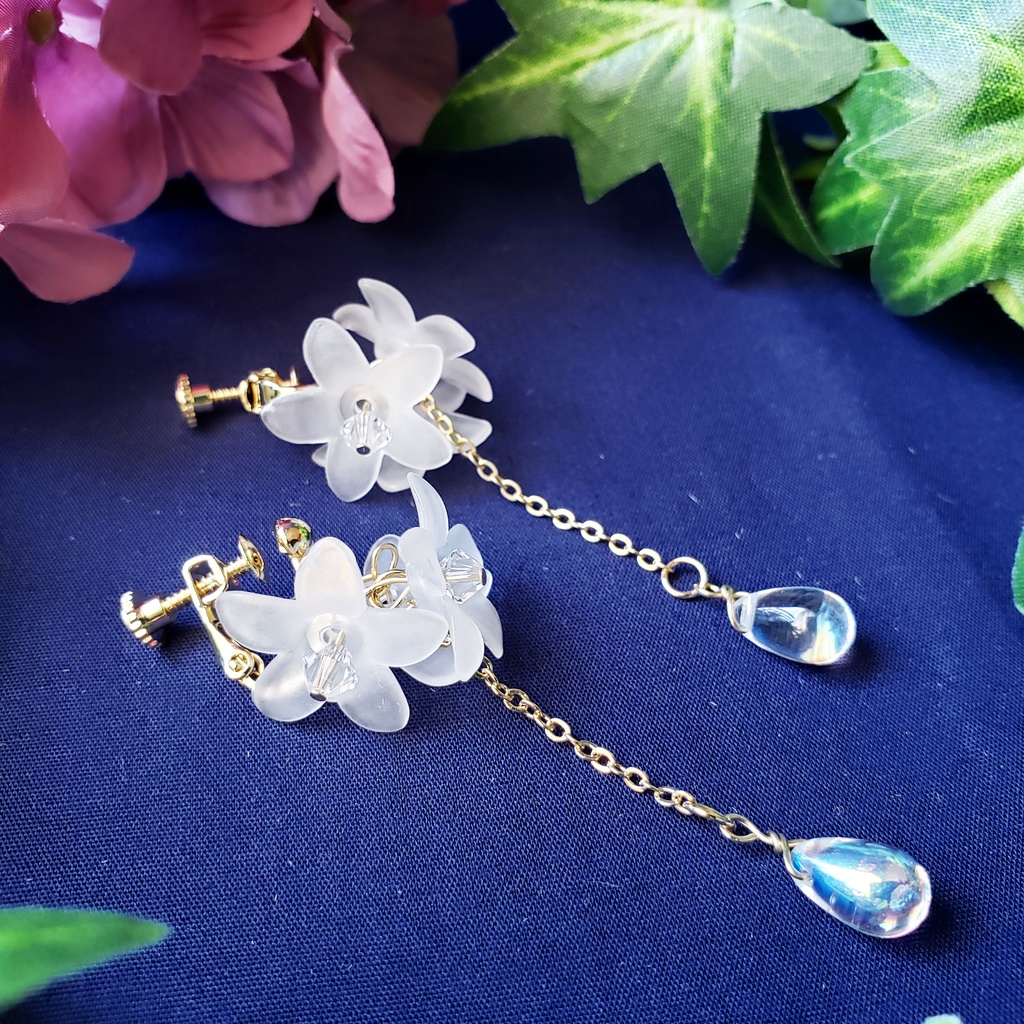 アクリルフラワーと雫のイヤリング