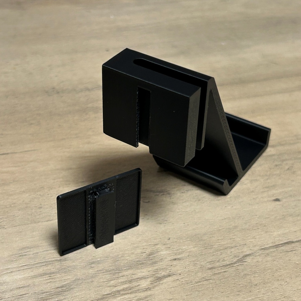 ホッチキスで壁に取り付けるコントローラースタンド