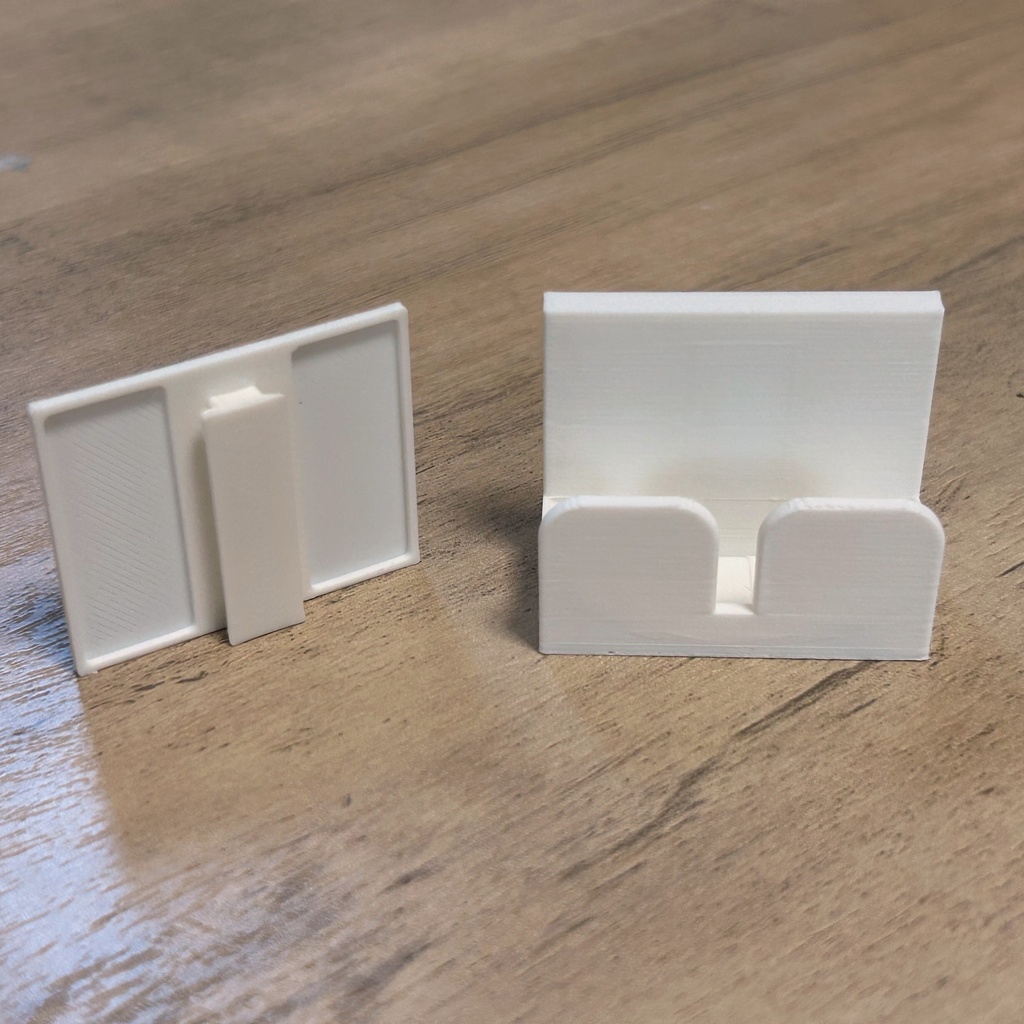 ホッチキスで壁に取り付けるダンボールカッターホルダー