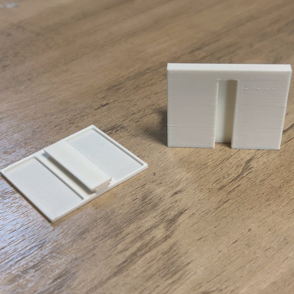 ホッチキスで壁に取り付けるダンボールカッターホルダー