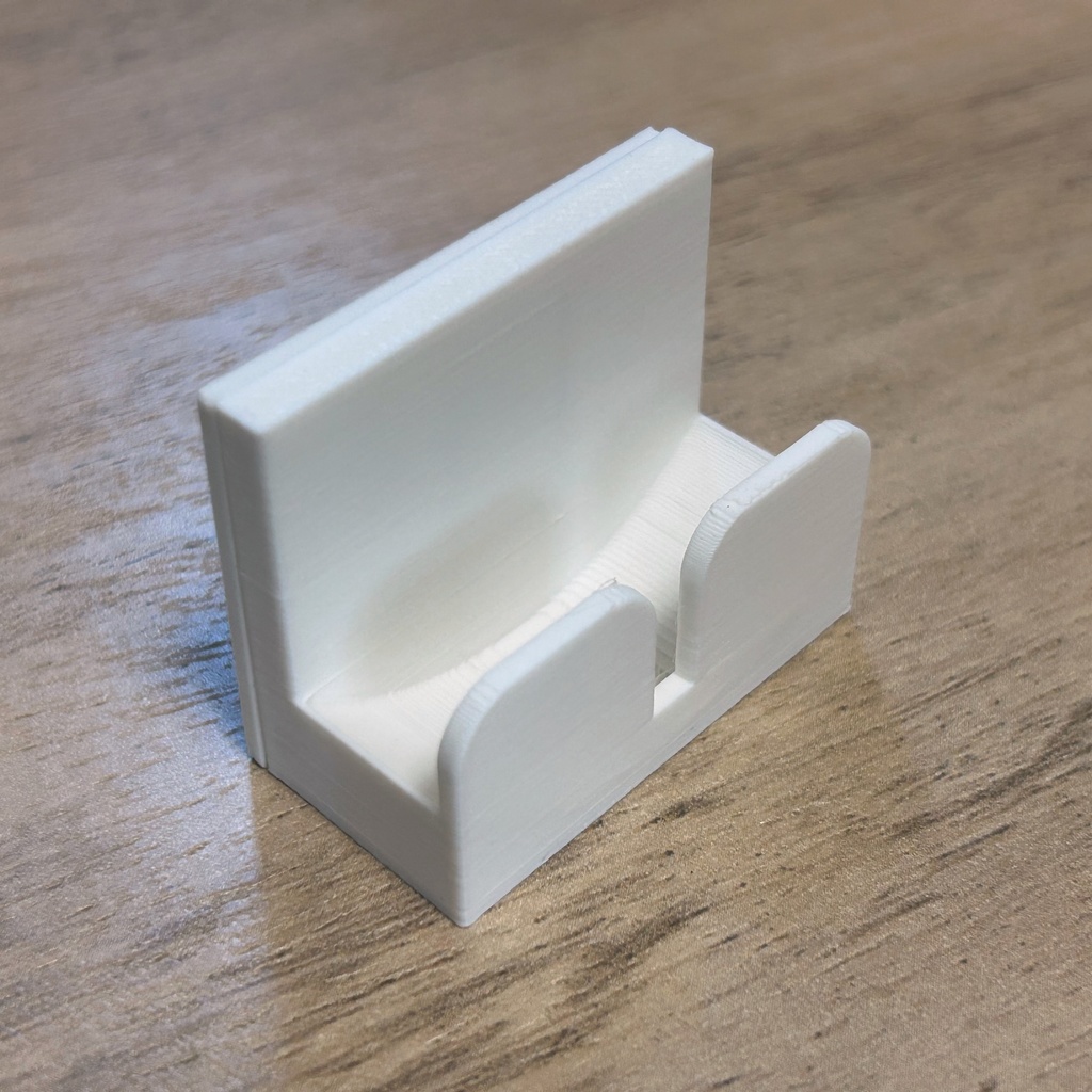 ホッチキスで壁に取り付けるダンボールカッターホルダー