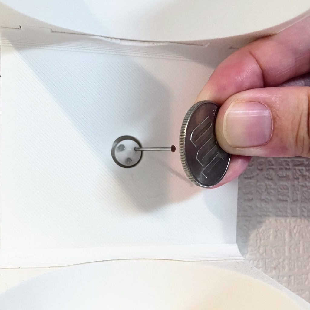 石膏ボードピンで壁に取り付けるスプレーホルダー