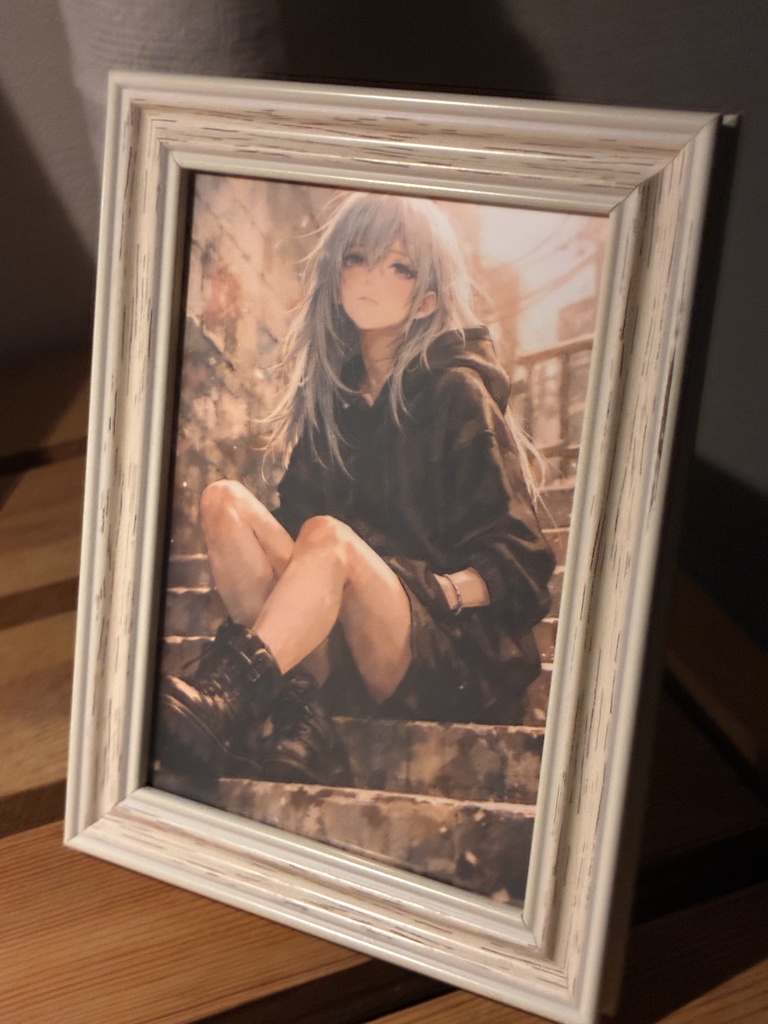 【実物配送/フレーム付】「開店記念・限定1点」都会の迷子 - 銀髪少女の水彩風アート（高画質フォト＆ウッド調スタンドフレームセット。