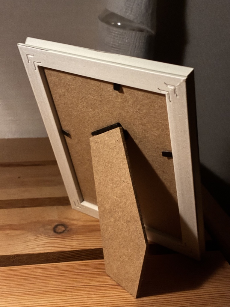 【実物配送/フレーム付】「開店記念・限定1点」都会の迷子 - 銀髪少女の水彩風アート(高画質フォト&ウッド調スタンドフレームセット。