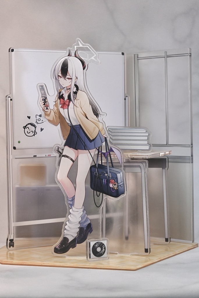 【受注予約】鬼方カヨコ ジオラマアクリルスタンド 制服と教室ver.