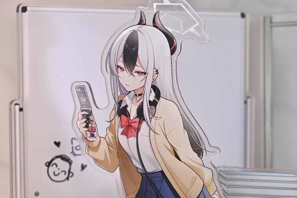 【受注予約】鬼方カヨコ ジオラマアクリルスタンド 制服と教室ver.